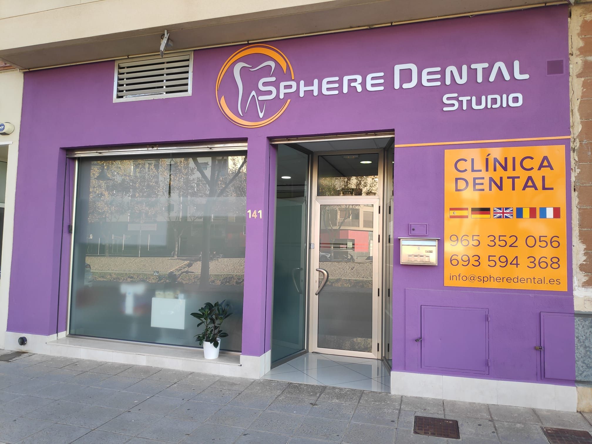 Fachada de Sphere Dental Studio en la Avda. de la Constitución, 141, Pilar de la Horadada